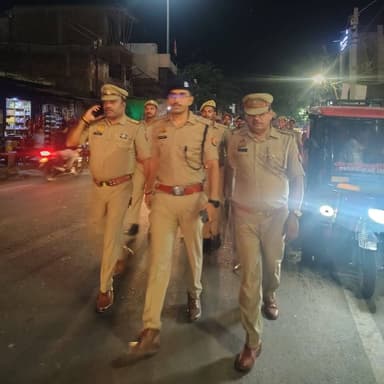 #CO_तिलोई द्वारा शांति, सुरक्षा एवं कानून व्यवस्था बनाये रखने हेतु पुलिस बल के साथ थानाक्षेत्र जायस में भीड़भाड़ व संवेदनशील स्थानों पर पैदल गश्त की गई तथा संदिग्ध व्यक्तियों, वस्तुओं व वाहनों की चेकिंग की गई।
#amethipolice
#Footpatrolling https://t.co/MTPfzPKeS9