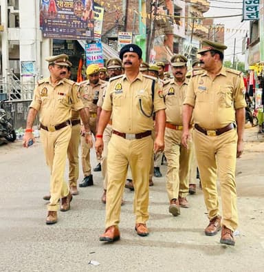 #CO_अमेठी द्वारा शांति, सुरक्षा एवं कानून व्यवस्था बनाये रखने हेतु पुलिस बल के साथ थानाक्षेत्र अमेठी में भीड़भाड़ व संवेदनशील स्थानों पर पैदल गश्त की गई तथा संदिग्ध व्यक्तियों, वस्तुओं व वाहनों की चेकिंग की गई।
#amethipolice
#Footpatrolling https://t.co/BqZVh9HDrd