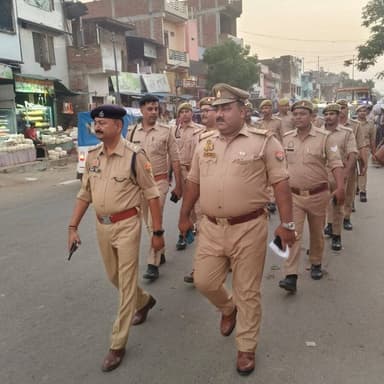 #CO_मुसाफिरखाना द्वारा शांति, सुरक्षा एवं कानून व्यवस्था बनाये रखने हेतु पुलिस बल के साथ कस्बा मुसाफिरखाना में भीड़भाड़ व संवेदनशील स्थानों पर पैदल गश्त की गई तथा संदिग्ध व्यक्तियों, वस्तुओं व वाहनों की चेकिंग की गई।
#amethipolice
#Footpatrolling https://t.co/0QiwYOJQHU