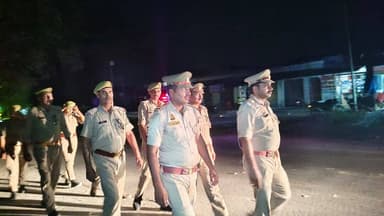 जनपद में शांति एवं कानून व्यवस्था को सुदृढ़ बनाए रखने हेतु #SP_कौशाम्बी के निर्देशन में थाना कौशाम्बी पुलिस टीम द्वारा थाना क्षेत्र में पैदल गस्त की गई तथा आमजनमानस को भयमुक्त माहौल के लिए आश्वस्त किया गया।
#UPPolice
#kaushambipolice https://t.co/S1BV8vcEeL