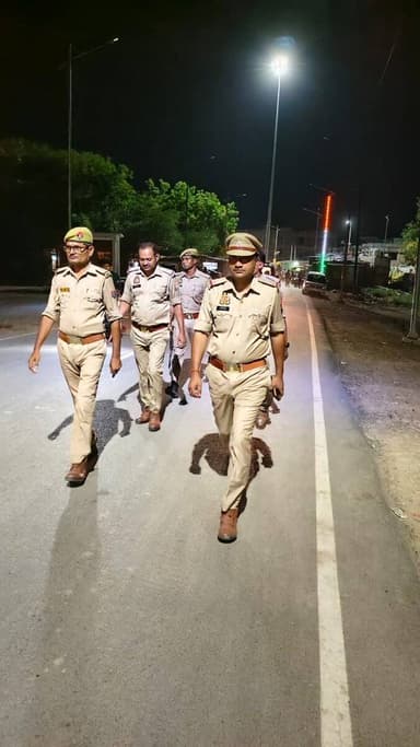 जनपद में शांति एवं कानून व्यवस्था को सुदृढ़ बनाए रखने हेतु #SP_कौशाम्बी के निर्देशन में थाना पश्चिम शरीरा पुलिस टीम द्वारा थाना क्षेत्र में पैदल गस्त की गई तथा आमजनमानस को भयमुक्त माहौल के लिए आश्वस्त किया गया।
#UPPolice
#kaushambipolice https://t.co/vx5FCgs7zN