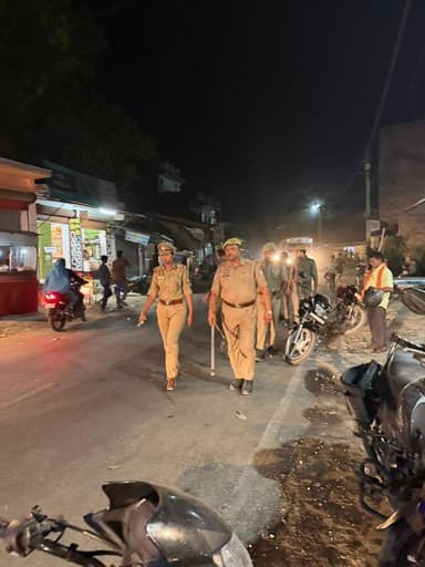 जनपद में शांति एवं कानून व्यवस्था को सुदृढ़ बनाए रखने हेतु #SP_कौशाम्बी के निर्देशन में थाना मोहब्बतपुर पइंसा पुलिस टीम द्वारा थाना क्षेत्र में पैदल गस्त की गई तथा आमजनमानस को भयमुक्त माहौल के लिए आश्वस्त किया गया।
#UPPolice
#kaushambipolice https://t.co/rgbQqRuvTx