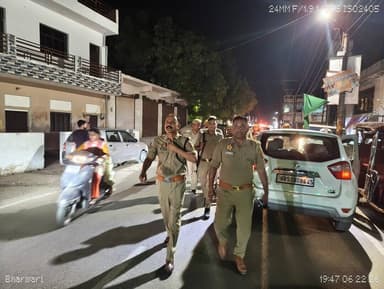 जनपद में शांति एवं कानून व्यवस्था बनाए रखने तथा आगामी मोहर्रम पर्व को सकुशल एवं शांतिपूर्ण ढंग से सम्पन्न कराए जाने के दृष्टिगत CO सिराथू द्वारा थाना कोखराज पुलिस बल के साथ प्रमुख बाजारों,संवेदनशील स्थानों एवं जुलूस मार्गों का भ्रमण कर सुरक्षा व्यवस्था का जायजा लिया गया। https://t.co/clFva93gOT
