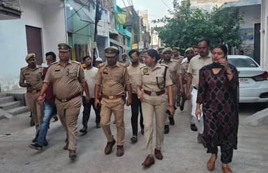 एटा- वरिष्ठ पुलिस अधीक्षक एटा के निर्देशन में आगामी त्यौहार मौहर्रम के दृष्टिगत क्षेत्राधिकारी नगर व एसडीएम सदर द्वारा थाना कोतवाली नगर क्षेत्रान्तर्गत ताजिया/जुलूस निकलने वाले रूट, ताजिया रखने के स्थानों का निरीक्षण/भ्रमण कर सुरक्षा व्यवस्था का लिया गया जायजा, संबंधित को दिए आवश्यक दिशा निर्देश।
#UPPOLICE