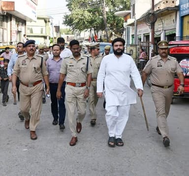 एटा– आगामी त्यौहार मौहर्रम के दृष्टिगत वरिष्ठ पुलिस अधीक्षक डा0 इलामारन जि. द्वारा थाना अलीगंज क्षेत्रान्तर्गत ताजिया/जुलूस निकलने वाले रूट, ताजिया रखने के स्थानों का निरीक्षण/भ्रमण कर सुरक्षा व्यवस्था का लिया गया जायजा, संबंधित को दिए आवश्यक दिशा निर्देश।
#UPPOLICE https://t.co/EGBbpkht58