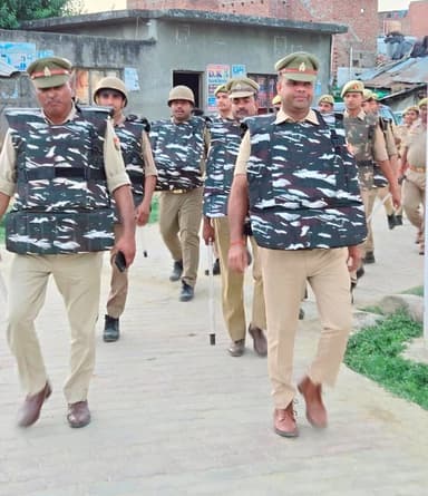 #SitapurPolice थाना नैमिषारण्य पुलिस द्वारा अपराध नियंत्रण, शांति/सुरक्षा एवं कानून व्यवस्था तथा जनमानस में सुरक्षा की भावना बनाये रखने हेतु मुख्य मार्गों, बाजारों एवं भीड़-भाड़ वाले स्थानों पर पैदल गश्त की जा रही है।
#UPPolice #Footpatrolling
@Igrangelucknow https://t.co/GFdYQEkgnb