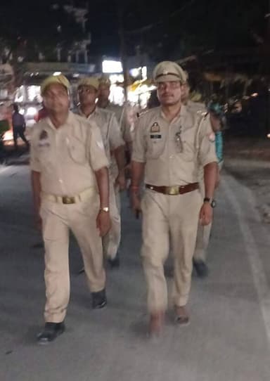 #SPDeoria के निर्देशन में जनपद में शांति एवं कानून-व्यवस्था व आमजन की सुरक्षा के दृष्टिगत #थाना_खामपार पुलिस द्वारा थाना क्षेत्र में संदिग्ध व्यक्तियों/वाहनों की गहनता से चेकिंग करते हुए पैदल गश्त/भ्रमण किया जा रहा है।
@Uppolice @dgpup @AdgGkr @adgzonegkr @diggorakhpur https://t.co/0XDRUilCEV