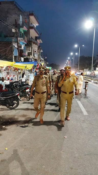#SPBahraich के कुशल निर्देशन में,
थाना को० कैसरगंज पुलिस द्वारा आगामी मोहर्रम त्यौहार के दृष्टिगत जनपद में शांति,सुरक्षा एवं कानून व्यवस्था बनाए रखने हेतु क्षेत्र के प्रमुख बाजारों एवं मिश्रित आबादी वाले क्षेत्रों में भ्रमण कर आमजन को सुरक्षा का एहसास कराया गया।
#bahraichpolice https://t.co/LdCpNjiUNK