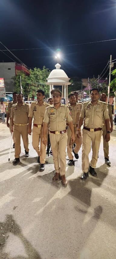 #SPBallia श्री ओमवीर सिंह के निर्देशन में जनपद में शांति व्यवस्था एवं कानून व्यवस्था बनाए रखने तथा आमजन में सुरक्षा का भाव जागृत करने के उद्देश्य से #PS_सहतवार पुलिस द्वारा मुख्य मार्गाें वअन्य भीड़ वाले स्थानों पर पैदल गस्त की गई।
#Ballia #बलिया
@Uppolice
@dgpup
@digazamgarh https://t.co/itwa6BlUha