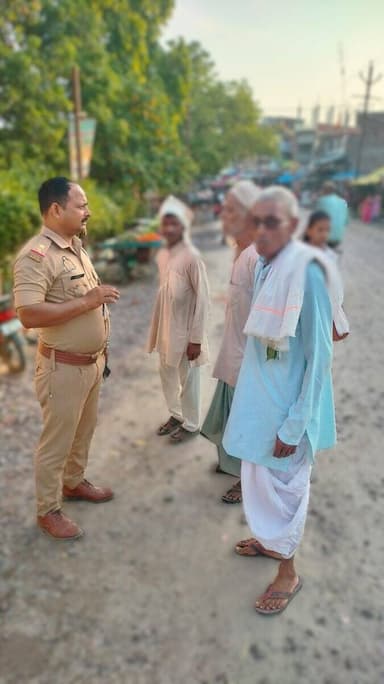 अपर पुलिस महानिदेशक गोरखपुर जोन महोदय के निर्देशानुसार पुलिस अधीक्षक श्री राहुल भाटी के निर्देशन में #CommunityPolicingUnit (CPU) द्वारा 70 वर्ष से अधिक वरिष्ठ नागरिकों से घर-घर जाकर संवाद स्थापित किया गया व आवश्यक सहायता हेतु संपर्क विवरण उपलब्ध कराया गया।
#UPPolice https://t.co/32g42OU2W4