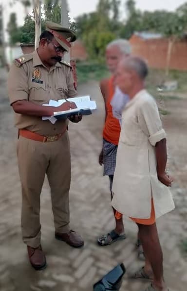 अपर पुलिस महानिदेशक गोरखपुर जोन महोदय के निर्देशानुसार पुलिस अधीक्षक श्री राहुल भाटी के निर्देशन में #CommunityPolicingUnit (CPU) द्वारा 70 वर्ष से अधिक वरिष्ठ नागरिकों से घर-घर जाकर संवाद स्थापित किया गया व आवश्यक सहायता हेतु संपर्क विवरण उपलब्ध कराया गया।
#UPPolice https://t.co/qdmUUOxayI