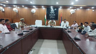 अपर पुलिस अधीक्षक श्री चन्द्रकेश सिंह की अध्यक्षता में थाना AHT व SJPU की मासिक समीक्षा बैठक की गई।
बैठक में बाल श्रम, बाल विवाह, बाल भिक्षावृत्ति के रोकथाम के प्रभावी अनुपालन एवं बाल संरक्षण योजनाओं के प्रचार-प्रसार पर चर्चा कर आवश्यक दिशा-निर्देश दिए गए।
#UPPolice https://t.co/pFsDGgOPCm