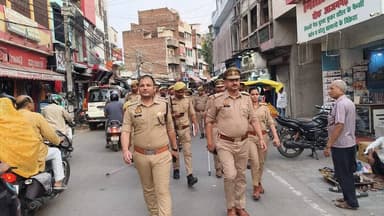 #आजमगढ़
वरिष्ठ पुलिस अधीक्षक आजमगढ़, डॉ० अनिल कुमार के कुशल निर्देशन में,
क्षेत्राधिकारी नगर शुभम तोदी एवं प्रभारी निरीक्षक थाना कोतवाली द्वारा पुलिस फोर्स के साथ पहाड़पुर चौकी क्षेत्रांतर्गत आगामी त्यौहार के दृष्टिगत पैदल गस्त किया गया।
➡️ इस दौरान क्षेत्र में सुरक्षा व्यवस्था का जायजा लिया गया तथा आमजन में विश्वास एवं सुरक्षा का माहौल स्थापित किया गया।
📢 आजमगढ़ पुलिस, सदैव आपकी सेवा, सुरक्षा एवं सहयोग के लिए तत्पर है।
#LawAndOrder #PublicSafety #UPPolice #ServingSociety @adgzonevaranasi
@digazamgarh