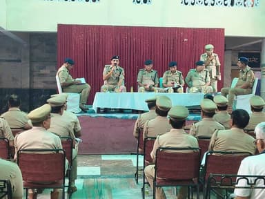 अपर पुलिस अधीक्षक हापुड़ द्वारा ज्येष्ठ गंगा दशहरा 2026 को सकुशल सम्पन्न कराये जाने एवं यातायात को सुचारू रखने के दृष्टिगत ब्रजघाट स्थित अमृत परिसर पर सीमावर्ती जिलो से ड्यूटी में लगे राजपत्रित अधिकारियो व यातायात प्रभारियों की गोष्ठी कर सर्व-सम्बन्धित को आवश्यक दिशा-निर्देश दिए गए।