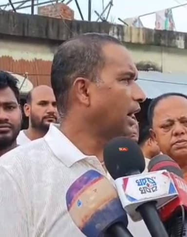 কালাইনে জাতীয় সড়কে পুকুরসম গর্ত ভরাটে মাঠে নামলেন বিধায়ক কমলাক্ষ দে পুরকায়স্থ।বলেন,শুকনো মরশুমে সড়কের স্থায়ী নির্মাণকাজ করা হবে।বিগত দিনে সড়কের নির্মাণকাজে দুর্নীতির অভিযোগ করে এব্যাপারে বিহিত ব্যবস্থা গ্রহণ করতে মূখ্যমন্ত্রীর দৃষ্টি আকর্ষণ করবেন বলে জানান বিধায়ক।