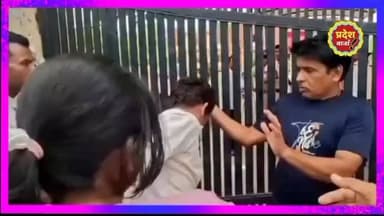 मध्य प्रदेश के जिला विदिशा में गर्ल्स कॉलेज परीक्षा केंद्र पर आयोजित री-NEET परीक्षा के दौरान तीन छात्राएं परीक्षा देने से वंचित रह गईं। जानकारी के अनुसार स्नेहा दुबे और रागिनी विश्वकर्मा निर्धारित समय सीमा समाप्त होने के करीब दो मिनट बाद परीक्षा केंद्र पहुंचीं। नोडल अधिकारी के हस्तक्षेप के बाद उन्हें अंदर ले जाया गया, लेकिन बायोमेट्रिक सत्यापन नहीं होने के कारण परीक्षा में शामिल नहीं किया जा सका। वहीं अक्षता श्रीवास्तव पुराने परीक्षा के एडमिट कार्ड के साथ पहुंच गई थीं, जिसके चलते उनका प्रवेश मान्य नहीं किया गया और वह भी परीक्षा नहीं दे सकीं। #viralpost #trending #madhyapradesh #latestnews #pradeshvarta