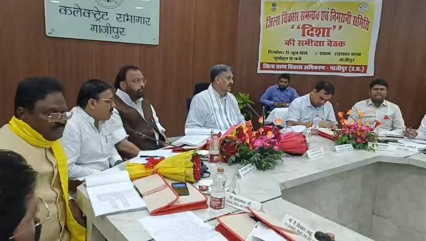 दिशा समिति की बैठक में जनसमस्याओं की गूंज, सड़क, बिजली, जाम और पेंशन के मुद्दे उठे...
गाजीपुर। राइफल क्लब, गाजीपुर में आयोजित जिला विकास समन्वय एवं निगरानी समिति (दिशा) की बैठक में जनपद की विभिन्न जनसमस्याओं को प्रमुखता से उठाया गया। बैठक की अध्यक्षता अफजाल अंसारी ने की। बैठक में जनपद के विधायकगण, जिलाधिकारी, मुख्य विकास अधिकारी तथा विभिन्न विभागों के अधिकारी मौजूद रहे।
बैठक के दौरान क्षेत्रीय विकास कार्यों की समीक्षा के साथ आम जनता से जुड़े मुद्दों पर विस्तार से चर्चा की गई। जनप्रतिनिधियों ने नोनहरा–यूसुफपुर मार्ग की जर्जर स्थिति का मुद्दा उठाते हुए लोक निर्माण विभाग के अधिकारियों को स्थिति से अवगत कराया और शीघ्र मरम्मत एवं समाधान की मांग की।
इसके अलावा विद्युत विभाग से संबंधित जर्जर बिजली तारों की समस्या, राष्ट्रीय राजमार्ग-31 पर लगातार लगने वाले जाम तथा पात्र लाभार्थियों को पेंशन योजनाओं का लाभ न मिलने जैसे मुद्दे भी प्रमुखता से रखे गए।
बैठक में सांसद एवं अन्य जनप्रतिनिधियों ने संबंधित विभागों के अधिकारियों को जनसमस्याओं के त्वरित एवं प्रभावी निस्तारण के निर्देश दिए। साथ ही विकास योजनाओं को समयबद्ध तरीके से पूरा करने तथा जनहित से जुड़े मामलों में संवेदनशीलता के साथ कार्रवाई सुनिश्चित करने पर जोर दिया गया।
#गाजीपुर #दिशा_बैठक #अफजाल_अंसारी #जनसमस्याएं #विकास_कार्य #PWD #विद्युत_विभाग #NH31 #पेंशन_समस्या #जनहित #जिला_विकास_समिति #गाजीपुर_समाचार DM_Ghazipur @highlight #newsghazipur #ghazipurnews61 #bharatnews61 #GhazipurNews #BreakingNews