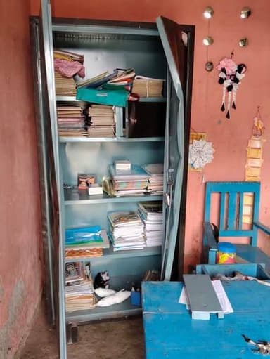 मधेपुरा: विद्यालय का ताला तोड़कर लाखों के सामान पर चोरों का हाथ साफ
मुरलीगंज थाना क्षेत्र के नवसृजित प्राथमिक विद्यालय, भातखोरा पश्चिम टोला में अज्ञात चोरों ने कार्यालय का ताला तोड़कर एचपी मोटर, छह पंखे, साउंड बॉक्स, एम्प्लीफायर, तीन कॉर्डलेस माइक सहित कई शैक्षणिक उपकरण और महत्वपूर्ण अभिलेख चोरी कर लिए। घटना की जानकारी मिलने के बाद विद्यालय शिक्षा समिति ने अज्ञात चोरों के खिलाफ प्राथमिकी दर्ज कराने का निर्णय लिया है। पुलिस मामले की जांच में जुट गई है।
#deshhitsamachar11 #BharatTiwariEncounter #JusticeForBharatTiwari #saharsapride #aajkebihar