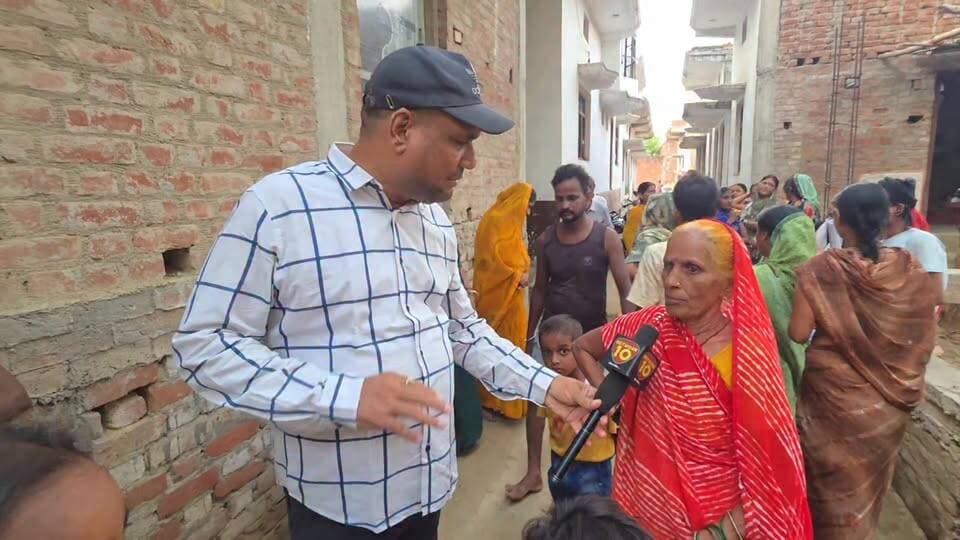बस्ती से उठी आवाज: आज तक नहीं मिला पेंशन का लाभ.....
ग्राउंड रिपोर्ट के दौरान एक बुजुर्ग महिला ने बताया कि उन्हें अभी तक वृद्धावस्था पेंशन नहीं मिल रही है और उन्हें किसी जनप्रतिनिधि से भी कोई विशेष सहायता नहीं मिली।
#Mubarakpur, #Azamgarh, #GroundReport, #OldAgePension, #PensionScheme, #UPNews, #PoliticalNews, #HindiNews, #PublicVoiceTelevision