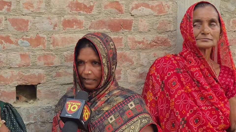 ‘चुनाव जीतने के बाद विधायक नहीं आए’— मुबारकपुर की महिला की दो टूक
मुबारकपुर की एक महिला ने बातचीत में दावा किया कि इलाके में विकास कार्य सरकार की योजनाओं से हुए, लेकिन स्थानीय विधायक चुनाव के बाद क्षेत्र में नहीं आए।
#Mubarakpur, #Azamgarh, #UPPolitics, #GroundReport, #AkhileshYadav, #PoliticalNews,