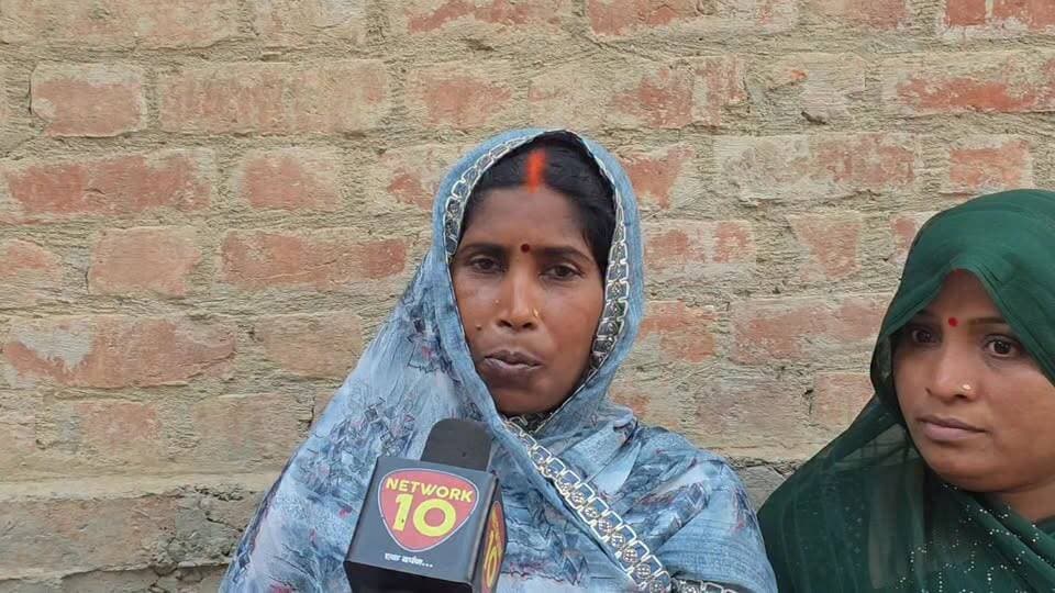 कोई विकास नहीं हुआ, वो सब चोर हैं— मुबारकपुर की महिला का वीडियो चर्चा में
मुबारकपुर विधानसभा क्षेत्र की एक दलित बस्ती में मीडिया से बातचीत के दौरान एक महिला ने स्थानीय जनप्रतिनिधियों और विकास कार्यों को लेकर नाराजगी जाहिर की। महिला ने दावा किया कि क्षेत्र में अपेक्षित विकास नहीं हुआ और वर्तमान विधायक को लेकर भी तीखी टिप्पणी की। महिला का यह बयान अब स्थानीय राजनीतिक चर्चाओं का हिस्सा बन गया है।
#Mubarakpur, #Azamgarh, #AkhileshYadav, #UPPolitics, #GroundReport, #PoliticalNews,