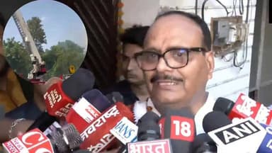 लखनऊ अग्निकांड का जिक्र करते हुए भावुक हुए डिप्टी CM ब्रजेश पाठक, बोले- 'हमारे बच्चे...'
लखनऊ के दर्दनाक अग्निकांड पर प्रतिक्रिया देते हुए उत्तर प्रदेश के उपमुख्यमंत्री ब्रजेश पाठक भावुक हो गए। घटना के बारे में बताते-बताते उनकी आंखें भर आईं और वे मंच पर ही रो पड़े। वीडियो में वह कहते सुनाई देते हैं, "हमारे बच्चे... बहुत ही दुखद है," जिसके बाद गमछे से आंसू पोंछते नजर आते हैं। उन्होंने कहा कि राज्य सरकार पीड़ित परिवारों के साथ पूरी मजबूती से खड़ी है और हर संभव मदद उपलब्ध कराई जाएगी। इस हादसे में 14 बच्चों की मौत हुई है, जबकि 4 बच्चे घायल बताए गए हैं।
#LucknowFire #BrajeshPathak #UPNews #BreakingNews