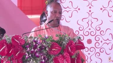 लखनऊ में हुए भीषण अग्निकांड के बाद मुख्यमंत्री योगी आदित्यनाथ ने अपना फिरोजाबाद दौरा बीच में ही समाप्त कर दिया और तुरंत लखनऊ के लिए रवाना हो गए। मुख्यमंत्री ने घटना की जानकारी लेने के लिए डीजीपी और गृह विभाग के अपर मुख्य सचिव से बात कर आग लगने के कारणों, राहत और बचाव कार्यों की समीक्षा की। योगी ने स्पष्ट कहा कि इस हादसे के लिए जिम्मेदार लोगों को किसी भी कीमत पर बख्शा नहीं जाएगा और दोषियों के खिलाफ सख्त कार्रवाई की जाएगी।
#YogiAdityanath #LucknowFire #UPNews #BreakingNews