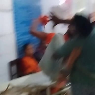 अचानक अस्पताल कर्मियों से उलझ पड़ा घायल।युवक। हाथापाई से अस्पताल परिसर में अफरा-तफरी का माहौल बन गया। युवक को विक्षिप्त बताया जा रहा है। हाथ पैर बांधकर लाया गया था सदर अस्पताल
#Koderma #SadarHospital #JharkhandNews #BreakingNews #ViralVideo #HospitalChaos #PoliceAction #KodermaNews #TrendingNow #NewsUpdate #ViralReel #LocalNews