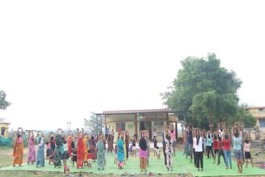 अंतर्राष्ट्रीय योग दिवस के अवसर पर आयुष्मान आरोग्य मंदिर बम्हनी में सामूहिक योगाभ्यास कार्यक्रम का आयोजन किया गया। कार्यक्रम में जनप्रतिनिधियों, अधिकारियों एवं ग्रामीणों ने बढ़-चढ़कर भाग लिया और योग को दैनिक जीवन का हिस्सा बनाने का संकल्प लिया।
योग प्रशिक्षक श्रीमती लता ठाकुर के मार्गदर्शन में प्रतिभागियों ने विभिन्न योगासन एवं प्राणायाम का अभ्यास किया। इस अवसर पर डॉ. मधुसूदन भारती ने नियमित योग को स्वस्थ जीवनशैली की आधारशिला बताते हुए सभी को प्रतिदिन योग करने और दूसरों को भी प्रेरित करने का संदेश दिया।
कार्यक्रम में सरपंच श्रीमती कविता पोयम, उपसरपंच श्री संतोष कोरम, सचिव श्री गजेंद्र पोयम, वरिष्ठ नागरिक श्री हीरा सिंह ठाकुर एवं श्री सोहन सिंह ठाकुर सहित बड़ी संख्या में ग्रामीणजन उपस्थित रहे।
#InternationalYogaDay #YogaDay2026 #AyushmanArogyaMandir #Bamhani #Kondagaon HealthyLifestyle YogaForAll