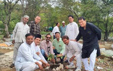 #इंडियन #जर्नलिस्ट #एसोसिएशन सिद्धार्थनगर ने ज्येष्ठ माह के अंतिम मंगलवार पर किया विशाल भंडारे का आयोजन।
#डुमरियागंज, #सिद्धार्थनगर, #उत्तरप्रदेश।
ज्येष्ठ माह के अंतिम मंगलवार के पावन अवसर पर इंडियन जर्नलिस्ट एसोसिएशन सिद्धार्थनगर इकाई के तत्वावधान में डुमरियागंज स्थित तहसील कार्यालय परिसर के सामने श्रद्धा, सेवा और आस्था से ओत-प्रोत विशाल भंडारे एवं हनुमान जी की आरती का भव्य आयोजन किया गया। कार्यक्रम में क्षेत्र के गणमान्य नागरिकों, पत्रकारों, जनप्रतिनिधियों तथा श्रद्धालुओं की भारी उपस्थिति रही।
कार्यक्रम का शुभारंभ ब्लॉक प्रमुख प्रतिनिधि नरेंद्र मोदी त्रिपाठी द्वारा भगवान बजरंगबली के चित्र पर दीप प्रज्वलित एवं माल्यार्पण कर किया गया। इसके पश्चात सामूहिक रूप से हनुमान जी की आरती की गई, जिससे पूरा वातावरण भक्तिमय हो उठा। श्रद्धालुओं ने जय श्रीराम और बजरंगबली के जयकारों के साथ आरती में सहभागिता निभाई।
भंडारे में क्षेत्र के सैकड़ों श्रद्धालुओं ने पहुंचकर प्रसाद ग्रहण किया। आयोजन स्थल पर सुबह से ही लोगों की भीड़ उमड़ने लगी थी। श्रद्धालुओं के लिए शीतल पेयजल, प्रसाद एवं बैठने की समुचित व्यवस्था की गई थी। आयोजन समिति के सदस्यों ने पूरे अनुशासन और सेवा भाव के साथ व्यवस्थाओं को संभाला।
इस अवसर पर संगठन के प्रदेश उपाध्यक्ष पूर्वांचल हाशिम रिजवी ने कहा कि धार्मिक एवं सामाजिक कार्यक्रम समाज में आपसी भाईचारा, प्रेम और सौहार्द को मजबूत करने का कार्य करते हैं। वहीं प्रदेश सचिव विजय यादव ने कहा कि पत्रकार समाज केवल खबरों तक सीमित नहीं है, बल्कि सामाजिक और धार्मिक सरोकारों में भी बढ़-चढ़कर भागीदारी निभाता है।
जिला अध्यक्ष कृष्ण प्रताप सिंह “बब्बू” ने कहा कि इंडियन जर्नलिस्ट एसोसिएशन निरंतर समाजहित के कार्यों में सक्रिय भूमिका निभा रहा है और भविष्य में भी इस प्रकार के जनकल्याणकारी कार्यक्रम आयोजित किए जाते रहेंगे। तहसील अध्यक्ष राजेश यादव ने कार्यक्रम में पहुंचे सभी अतिथियों एवं श्रद्धालुओं के प्रति आभार व्यक्त किया।
कार्यक्रम में प्रदेश उपाध्यक्ष पूर्वांचल हाशिम रिजवी, प्रदेश सचिव विजय यादव, जिला अध्यक्ष कृष्ण प्रताप सिंह बब्बू, जिला उपाध्यक्ष भूपेंद्र सिंह, तहसील अध्यक्ष राजेश यादव, देवानंद पाठक, गणेश अग्रहरि, देवी लाल, सुनील पांडेय, राहुल सिंह, डॉ. शैलेन्द्र मणि ओझा, अनिल सिंह, पी.डी. दूबे, सच्चिदानंद मिश्र सहित अनेक पत्रकार साथी एवं इसके अतिरिक्त ब्लॉक प्रमुख लव कुश ओझा, भाजपा के पूर्व जिलाध्यक्ष नरेंद्र मणि त्रिपाठी, पूर्व जिला पंचायत सदस्य दीनेन्द्र दत्त उर्फ छोटे यादव, प्रधान संघ उपाध्यक्ष दिलीप पांडे, अवधेश सिंह, मधुसूदन अग्रहरि, अमरेन्द्र त्रिपाठी सहित क्षेत्र के अनेक गणमान्य नागरिकों ने कार्यक्रम में सहभागिता कर आयोजन की सराहना की।
धार्मिक आस्था, सामाजिक समरसता एवं सेवा भावना से परिपूर्ण यह आयोजन क्षेत्र में चर्चा का विषय बना रहा। कार्यक्रम के सफल आयोजन पर स्थानीय लोगों एवं श्रद्धालुओं ने इंडियन जर्नलिस्ट एसोसिएशन की भूरी-भूरी प्रशंसा की।