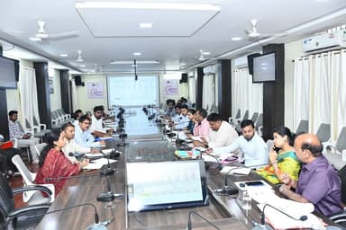 राजस्व कार्यों में तेजी लाने दिए सख्त निर्देश।
नक्शा बट्टांकन, एग्रीस्टेक, फार्मर आईडी सहित राजस्व के कार्यों को मिशन मोड में पूरा करने पर दिया जोर।
राजस्व विभाग की समीक्षा बैठक आयोजित।
#mungeli #chhattisgarh