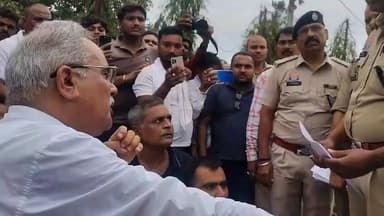 जब तक FIR नहीं होगी, हम उठने वाले नहीं हैं. पूर्व मुख्यमंत्री भूपेश बघेल
उद्योग और प्लांट लगाने के लिए नियमों को ताक फर्जी NOC जारी करने आरोप के मामले में प्रशासन की चुप्पी के खिलाफ आज तिल्दा थाना के सामने भारी संख्या में ग्रामीणों के साथ पूर्व मुख्यमंत्री भूपेश बघेल बैठे धरने पर
मांग है कि इस पूरे मामले की निष्पक्ष जांच हो और संलिप्त लोगों पर तुरंत कानूनी कार्रवाई हो. जब तक भ्रष्टाचारियों पर कार्रवाई नहीं होगी, हम पीछे नहीं हटेंगे. न्याय की लड़ाई जारी है. भूपेश बघेल पूर्व मुख्यमंत्री
#छत्तीसगढ़ #वायरल #न्यूज