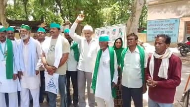 कचहरी परिसर में भारतीय किसान यूनियन (टिकैत) की मासिक पंचायत सम्पन्न
#हरदोई। आज दिनांक 22 जून 2026 को जिला मुख्यालय कचहरी परिसर में भारतीय किसान यूनियन (टिकैत) की मासिक पंचायत का आयोजन किया गया। पंचायत में किसानों से जुड़े विभिन्न मुद्दों पर विस्तार से चर्चा की गई। इस दौरान सवायजपुर तहसील के किसानों की भूमि अधिग्रहण के बाद कम मुआवजा दिए जाने, क्षेत्र में हो रही बिजली कटौती, तथा गरीब व कमजोर किसानों के पट्टे निरस्त किए जाने जैसे गंभीर मामलों को उठाया गया। इन समस्याओं के निस्तारण की मांग को लेकर जिलाधिकारी हरदोई को ज्ञापन सौंपा गया।पंचायत में मंडल उपाध्यक्ष लखनऊ राज बहादुर सिंह यादव, जिलाध्यक्ष प्रगट सिंह, नायब सिंह, सुरेश चन्द्र अवस्थी, बलबीर सिंह, रतीभान, आकाश, निर्मला सिंह, बनवारी लाल, हरिश्चंद्र गाड, बाबू, प्रीत सिंह पटियाला सहित बड़ी संख्या में पदाधिकारी व सदस्य उपस्थित रहे।
#रिपोर्ट:विनय गुप्ता /द टेलीकास्ट न्यूज