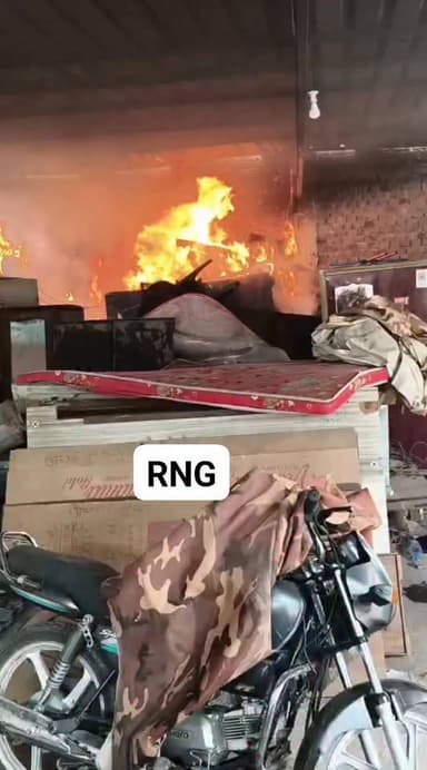 शहर के नवादा थाना क्षेत्र इलाके में उस वक्त अफरा-तफरी मच गई। जब नवादा थाना परिसर में अचानक आग लग गई। आग लगने के कारण पुराने मालखाना के रखे सामान एवं कुर्की-जब्ती के दौरान जब्त कर लाये गए सामान जलकर राख हो गई।