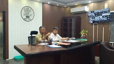 आगामी मुहर्रम पर्व को शांतिपूर्ण, सुरक्षित एवं सौहार्दपूर्ण वातावरण में संपन्न कराने के उद्देश्य से आज दिनांक 22.06.2026 को समाहरणालय रोहतास स्थित जिला पदाधिकारी कार्यालय कक्ष में जिला पदाधिकारी दीपक कुमार मिश्रा एवं पुलिस अधीक्षक रौशन कुमार की संयुक्त अध्यक्षता में समीक्षा बैठक आयोजित की गई। बैठक में जिले के सभी अनुमंडल पदाधिकारी, अनुमंडल पुलिस पदाधिकारी, विद्युत विभाग सहित विभिन्न विभागों के अधिकारी उपस्थित रहे।
बैठक में जिला पदाधिकारी ने सभी अधिकारियों को मुहर्रम पर्व के दौरान विधि-व्यवस्था बनाए रखने तथा आवश्यक नागरिक सुविधाओं की उपलब्धता सुनिश्चित करने के निर्देश दिए। उन्होंने कहा कि पर्व से पूर्व सभी नगर निकाय क्षेत्रों में ताजिया मार्गों एवं प्रमुख सड़कों की विशेष साफ-सफाई कराई जाए तथा चूना एवं ब्लीचिंग पाउडर का छिड़काव सुनिश्चित किया जाए। साथ ही पेयजल एवं स्वच्छता की समुचित व्यवस्था करने का निर्देश दिया गया।
विद्युत विभाग के कार्यपालक अभियंता को निर्देशित किया गया कि संबंधित अनुमंडल पदाधिकारियों से समन्वय स्थापित कर ताजिया जुलूस के निर्धारित रूट की जानकारी प्राप्त करें तथा मार्गों पर लूज एवं झूलते हुए बिजली तारों की मरम्मत समय पर कराएं। जिला अग्निशमन पदाधिकारी को भी चिन्हित स्थलों पर अग्निशमन वाहन एवं कर्मियों की तैनाती सुनिश्चित करने का निर्देश दिया गया।
बैठक में संवेदनशील क्षेत्रों को चिन्हित कर वहां विशेष सतर्कता बरतने, लगातार पुलिस पेट्रोलिंग करने तथा किसी भी अफवाह या अप्रिय घटना पर त्वरित कार्रवाई सुनिश्चित करने के निर्देश दिए गए। ताजिया जुलूस मार्गों पर वीडियो रिकॉर्डिंग एवं ड्रोन कैमरों के माध्यम से निगरानी रखने का निर्देश दिया गया। डीजे संचालकों से मजिस्ट्रेट की उपस्थिति में बांड डाउन भरवाने तथा निर्धारित मानकों का अनुपालन सुनिश्चित कराने का निर्देश दिया गया।
जिला पदाधिकारी एवं पुलिस अधीक्षक ने सभी थानाध्यक्षों को टीम बनाकर लगातार फ्लैग मार्च करने तथा आम लोगों में सुरक्षा एवं विश्वास का माहौल कायम रखने का निर्देश दिया। साथ ही तीनों अनुमंडल पदाधिकारियों को मुहर्रम की तैयारियों का नियमित अनुश्रवण कर आवश्यक व्यवस्थाओं की सतत निगरानी करने को कहा गया।
बैठक में अधिकारियों ने मुहर्रम पर्व को शांतिपूर्ण एवं भाईचारे के माहौल में संपन्न कराने के लिए प्रशासन की ओर से की जा रही तैयारियों की जानकारी भी साझा की।
#iprd
Information & Public Relations Department, Government of Bihar