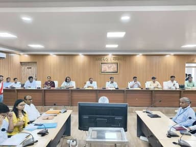 आज दिनांक 22 जून 2026 को समाहरणालय रोहतास स्थित डीआरडीए सभागार में जिला पदाधिकारी, रोहतास श्री दीपक कुमार मिश्रा की अध्यक्षता में विभिन्न विभागों के विभागाध्यक्ष एवं विभागों के अभियंता के साथ समीक्षा बैठक आयोजित की गई। बैठक में जिले में संचालित विभिन्न विकास योजनाओं की प्रगति की समीक्षा की गई तथा संबंधित अधिकारियों को आवश्यक दिशा-निर्देश दिए गए।
जिला पदाधिकारी ने कहा कि बिहार सरकार के सात निश्चय-3 के अंतर्गत “सबका सम्मान, जीवन आसान” के लक्ष्य को धरातल पर प्रभावी रूप से लागू किया जा रहा है। इसके तहत प्रत्येक सप्ताह सोमवार एवं शुक्रवार को ग्राम पंचायत, थाना, अंचल, प्रखंड, अनुमंडल तथा जिला स्तर के सरकारी कार्यालयों में आम नागरिकों की शिकायतों के त्वरित निष्पादन हेतु अधिकारियों की उपस्थिति सुनिश्चित की जा रही है। उन्होंने कहा कि शिकायतकर्ताओं की समस्याओं को संवेदनशीलता के साथ सुनकर शीघ्र समाधान करना प्रशासन की प्राथमिकता है।
जिला पदाधिकारी ने बताया कि आम नागरिकों को अपनी समस्याएं, शिकायतें एवं सुझाव सीधे प्रशासन के समक्ष रखने का अवसर प्रदान करने के लिए प्रत्येक माह के प्रथम एवं तृतीय मंगलवार को पंचायतवार सहयोग शिविर आयोजित किए जा रहे हैं। उन्होंने कहा कि इन सहयोग शिविरों की समीक्षा माननीय मुख्यमंत्री स्तर से लगातार की जा रही है। वर्तमान में जिला अंतर्गत आयोजित सहयोग शिविरों में प्राप्त 6983 आवेदनों में से 6212 का निष्पादन किया जा चुका है, जबकि 508 आवेदन लंबित हैं। इस प्रगति को उन्होंने सराहनीय बताया।
साथ ही उन्होंने संबंधित विभागों के अधिकारियों को निर्देश दिया कि पंचायत स्तर पर प्राप्त आवेदनों का हर हाल में शीघ्र निष्पादन सुनिश्चित करें, ताकि शिकायतकर्ताओं को सहयोग शिविर में ही उनके आवेदन की अद्यतन स्थिति से अवगत कराया जा सके।
बैठक में जिला पदाधिकारी ने अधिकारियों एवं अभियंताओं को निर्देश देते हुए कहा कि जिले में जितने सरकारी प्रोजेक्ट चल रहे है पुल उसे निर्धारित समय-सीमा के भीतर गुणवत्तापूर्ण ढंग से कार्य संपादित किया जाये। भूमि की समस्या से जिस भी प्रोजेक्ट में समस्या आ रही, उसकी सूची तैयार करने का निर्देश दिया गया। इसे लेकर प्रोजेक्ट निगरानी ग्रुप बनाया जाएगा, जिसके द्वारा इसकी सतत् निगरानी की जाएगी।
इस अवसर पर उप विकास आयुक्त, अपर समाहर्ता-सह-अपर जिला दंडाधिकारी, जिला भू-अर्जन पदाधिकारी, अनुमंडल पदाधिकारी एवं सभी जिला स्तरीय पदाधिकारी गण मौजूद रहे।
#IPRD
#PublicService
#GoodGovernance
#BiharGovernment
Information & Public Relations Department, Government of Bihar