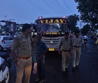 सुरक्षित यातायात, सुरक्षित जीवन
यातायात प्रभारी श्री संजय जायसवाल द्वारा जयसिंहनगर बस स्टैंड में वाहनों की सघन चेकिंग की गई।
चेकिंग के दौरान बिना वैध परमिट संचालित बस जप्त कर 17,000 रुपए का चालानी कार्यवाही की गई।
साथ ही दो पहिया वाहन चालकों की हेल्मेट की चेकिंग कर उन्हें हेल्मेट लगाने एवं यातायात नियमों का पालन करने हेतु समझाइश दी गई।
#शहडोल #shahdol