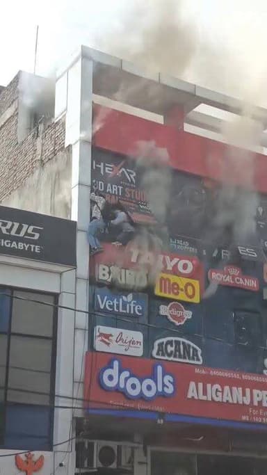 लखनऊ में कोचिंग सेंटर में लगी आग से बचने के लिए कई छात्र तार के सहारे बिल्डिंग से नीचे उतरे,वीडियो वायरल