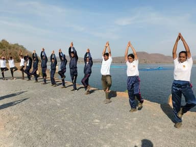 अंतरराष्ट्रीय योग दिवस पर सरोधा बांध में माय भारत कवर्धा द्वारा सामूहिक योगाभ्यास का आयोजन कर युवाओं और नागरिकों को योग के प्रति जागरूक किया गया।
जिला युवा अधिकारी श्री राज पटेल ने नियमित योग अपनाकर स्वस्थ और सकारात्मक जीवनशैली विकसित करने का आह्वान किया।