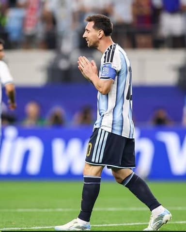 Lionel Messi misses from the penalty spot for the record.
Maybe he is human 🤷