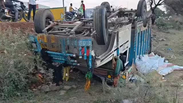 🚨 शामगढ़ में सड़क हादसा 🚨
सुवासरा रोड पर एस.आर. टोल कांटे के सामने एक पिकअप वाहन दुर्घटनाग्रस्त हो गया। घटना के बाद मौके पर लोगों की भीड़ जुट गई।
#शामगढ़ #सुवासरारोड #सड़कहादसा #ब्रेकिंगन्यूज #Shamgarh RoadAccident BreakingNews MandsaurNews YashasviDuniya