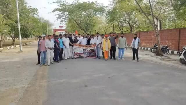 यहाँ एक्सपोज न्यूज़ इंडिया के लिए एक प्रभावशाली न्यूज़ पोस्ट दी गई है:
### **📍 बारां: गो-सेवकों को सुनाई गई सजा के विरोध में सड़कों पर उतरे संगठन, राष्ट्रपति के नाम सौंपा ज्ञापन**
**बारां:** मध्य प्रदेश के नर्मदापुरम में 14 गो-सेवकों को सुनाई गई सजा के खिलाफ बारां जिले के समस्त गो-सेवक संगठनों ने मोर्चा खोल दिया है। इस अन्यायपूर्ण फैसले के विरोध में आज जिले के गो-भक्तों ने एकजुट होकर राष्ट्रपति के नाम एक ज्ञापन सौंपा।
**प्रमुख बिंदु:**
* **सजा का विरोध:** गो-सेवकों ने नर्मदापुरम में 14 गो-सेवकों को दी गई सजा को पूरी तरह अनुचित बताया है।
* **न्याय की गुहार:** ज्ञापन में कहा गया है कि ये गो-सेवक केवल गो-तस्करी को रोकने का पुनीत कार्य कर रहे थे, ऐसे में उन्हें सजा मिलना दुर्भाग्यपूर्ण है।
* **राष्ट्रपति से अपील:** समिति के पदाधिकारियों ने महामहिम राष्ट्रपति से मामले की निष्पक्ष समीक्षा करने और उक्त 14 गो-सेवकों की सजा माफ कर उन्हें तुरंत रिहा करने की मांग की है।
> "गो-रक्षा में लगे समर्पित गो-सेवकों के साथ हुआ यह व्यवहार अन्यायपूर्ण है। हम सरकार से मांग करते हैं कि इस पूरे मामले पर पुनः विचार किया जाए और गो-सेवकों को न्याय मिले।" - **गो-सेवक समिति पदाधिकारी**
>
**एक्सपोज न्यूज़ इंडिया** के लिए बने रहें हमारे साथ, हम आप तक पहुँचाते रहेंगे हर छोटी-बड़ी खबर जो सीधे आपसे जुड़ी है।
#ExposeNewsIndia #BaranNews #GauSevak #JusticeForGauSevak #RajasthanNews #NarmadapuramCase #GauRaksha