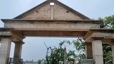लखीसराय जिले में घने जंगलों और पहाड़ियों के बीच स्थित चानन प्रखंड के रामसीर गांव का मां जलप्पा स्थान आस्था, विश्वास और लोकमान्यताओं का अद्भुत संगम है. सदियों पुराना यह शक्तिपीठ आज भी हजारों श्रद्धालुओं की श्रद्धा का केंद्र बना हुआ है. यहां मां के दरबार में संतान सुख की कामना लेकर आने वाली महिलाओं की मन्नतें पूरी होने की मान्यता है. यही वजह है कि दूर-दूर से श्रद्धालु यहां माथा टेकने पहुंचते हैं.
कहा जाता है कि कई सौ वर्ष पूर्व एक ग्रामीण को स्वप्न में देवी का संकेत मिला था. इसके बाद झाड़ियों में दबी मां की प्रतिमा को निकालकर यहां स्थापित किया गया. तब से यह स्थान क्षेत्र के प्रमुख धार्मिक स्थलों में शुमार हो गया. मंदिर में काले पत्थर से निर्मित करीब चार फीट ऊंची मां जलप्पा की प्रतिमा विराजमान है. साथ ही भगवान शिव एवं भगवान हनुमान की प्रतिमा भी स्थापित है.
*आंचल चढ़ाकर महिलाएं मांगती हैं संतान का आशीर्वाद-*
मां जलप्पा स्थान की सबसे बड़ी पहचान संतान प्राप्ति से जुड़ी आस्था है. स्थानीय मान्यता के अनुसार जिन महिलाओं को संतान नहीं होती या जन्म के बाद बच्चे जीवित नहीं रह पाते, वे यहां आकर मां से मन्नत मांगती हैं. श्रद्धालु महिलाएं अपने आंचल का एक हिस्सा फाड़कर देवी को अर्पित करती हैं. मन्नत पूरी होने पर बच्चे का मुंडन संस्कार और विशेष पूजा-अर्चना करायी जाती है.
*मंगलवार और शनिवार को लगता है आस्था का मेला-*
मंदिर में प्रतिदिन पूजा-अर्चना होती है, लेकिन मंगलवार और शनिवार को श्रद्धालुओं की विशेष भीड़ उमड़ती है. इसके अलावा पूर्णिमा, पंचमी और अमावस्या के अवसर पर भी बड़ी संख्या में भक्त दर्शन के लिए पहुंचते हैं. ढोल-नगाड़ों की गूंज के बीच मुंडन संस्कार और अन्य धार्मिक अनुष्ठान पूरे श्रद्धाभाव से संपन्न कराये जाते हैं.
*शादी-विवाह के लिए भी प्रसिद्ध है मंदिर परिसर-*
स्थानीय लोगों के अनुसार शादी-विवाह के मौसम में मंदिर परिसर में कई वैवाहिक कार्यक्रम आयोजित होते हैं. प्राकृतिक वातावरण और धार्मिक महत्ता के कारण यह स्थल लोगों की पहली पसंद बनता जा रहा है.
*पर्यटन स्थल बनने की राह देख रहा जलप्पा स्थान-*
जिला मुख्यालय से करीब 20 किलोमीटर दूर स्थित यह धार्मिक स्थल पर्यटन की अपार संभावनाएं समेटे हुए है. प्राकृतिक सुंदरता, धार्मिक महत्व और ऐतिहासिक मान्यताओं के बावजूद अब तक इसे पर्यटन स्थल का दर्जा नहीं मिल पाया है. स्थानीय लोग वर्षों से इसके विकास की मांग करते आ रहे हैं.
*सुबह पांच बजे खुलता है मां का दरबार-*
मुख्य पुजारी राकेश शुक्ला एवं उनके सहयोगी रोशन शुक्ला दिनकर कुमार आदि ने बताया कि मंदिर का पट प्रतिदिन सुबह पांच बजे खुलता है और शाम साढ़े छह बजे तक श्रद्धालुओं के लिए खुला रहता है. कार्तिक माह में यहां विशेष धार्मिक आयोजन होते हैं, जिनमें बड़ी संख्या में श्रद्धालु शामिल होते हैं.
*हाल में ही मुख्य पुजारी का हुआ निधन -*
लखीसराय स्थित प्रसिद्ध मां जलप्पा (ज्वालपा) मंदिर के मुख्य पुजारी पंडित गोपाल शुक्ला का निधन 12 जून 2026 को हो गया.वे लंबे समय से अस्वस्थ थे और पटना में उनका इलाज चल रहा था.
*मां जलप्पा स्थान की खास बातें-*
*रामसीर गांव में स्थित प्राचीन शक्तिपीठ
*काले पत्थर की चार फीट ऊंची प्रतिमा
*संतान प्राप्ति की मन्नत के लिए प्रसिद्ध
*मंगलवार और शनिवार को विशेष भीड़
*पूर्णिमा, पंचमी और अमावस्या पर विशेष पूजा
*मुंडन संस्कार और विवाह आयोजन का प्रमुख केंद्र
*जंगल और पहाड़ियों के बीच स्थित रमणीय स्थल
*पर्यटन की अपार संभावनाओं के बावजूद आज तक रहा उपेक्षित #police #lakhisarai #admission #religious