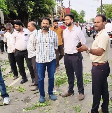 बस्ती में आंधी का तांडव: कंपनी बाग से गांधीनगर तक मचा हाहाकार, पेड़-पोल-होर्डिंग धराशायी, प्रशासन की तत्परता से टला बड़ा हादसा*
*जनपद बस्ती उत्तर प्रदेश 22 जून 2026 आज दोपहर लगभग 3:00 बजे आई तेज आंधी-तूफान ने शहर में जमकर तबाही मचाई। *गांधीनगर, कंपनी बाग चौराहा और ईस्टेडियम कॉलोनी* सबसे ज्यादा प्रभावित रहे। आंधी इतनी तेज थी कि कई जगह विशाल पेड़ जड़ से उखड़ गए, विद्युत पोल टूटकर गिर गए और सड़कों पर अफरा-तफरी मच गई।
*कंपनी बाग चौराहा सबसे ज्यादा प्रभावित:*
कंपनी बाग चौराहे पर लगा विशाल साइन बोर्ड आंधी में भरभराकर गिर पड़ा। स्थानीय लोगों ने बोर्ड की गुणवत्ता पर गंभीर सवाल उठाए हैं। लोगों का कहना है कि *इस साइन बोर्ड को लगे अभी तीन महीने भी पूरे नहीं हुए थे* और पहली ही आंधी में यह धराशायी हो गया। गनीमत रही कि उस वक्त कोई राहगीर इसकी चपेट में नहीं आया। इसी क्षेत्र में एक कार पेड़ के नीचे दबकर बुरी तरह क्षतिग्रस्त हो गई, लेकिन कार में कोई मौजूद न होने से जनहानि बच गई।
*ईस्टेडियम कॉलोनी और गांधीनगर में भी कहर:*
ईस्टेडियम कॉलोनी में एक विशाल पेड़ मकान की दीवार तोड़ते हुए गिरा। गांधीनगर में भी सड़क पर पेड़ गिरने से विद्युत पोल टूट गए और तारें सड़क पर बिखर गईं, जिससे आवागमन ठप हो गया।
*प्रशासन रहा मुस्तैद, युद्धस्तर पर शुरू हुआ राहत कार्य:*
घटना की सूचना मिलते ही जिला व नगर प्रशासन अलर्ट हो गया। *एडीएम प्रतिपाल सिंह चौहान, सीआरओ कीर्ति प्रकाश भारती, एसडीएम सदर राजेश कुमार यादव* तत्काल मौके पर पहुंचे और राहत कार्य की कमान संभाली।
*नगर पालिका* की टीम *सफाई इंस्पेक्टर अवधेश कुमार* के नेतृत्व में जेसीबी और कटर मशीनों के साथ पेड़ हटाने में जुट गई। *वन विभाग* की टीम ने भी सहयोग किया।
वहीं *शहर कोतवाल मोती चंद* अपनी टीम के साथ रास्ते को डायवर्ट करते रहे। *कोतवाल साहब पेड़ की डालों को भी स्वयं हटाने में जुट गए।* मौके पर *चौकी इंचार्ज गांधीनगर* भी पूरी टीम के साथ मौजूद रहे।
बिजली आपूर्ति बहाल करने के लिए बिजली अधीक्षण अभियंता खालिद सिद्दीकी, एक्शीयन शुभम पांडे, एसडीओ आशुतोष कुमार और अवर अभियंता बीके सिंह* अपनी पूरी टीम के साथ मौके पर डटे रहे। फिलहाल *नगर पालिका बस्ती और बिजली विभाग* के कर्मचारी युद्धस्तर पर लगकर टूटे पोल, तार और पेड़ हटाने में जुटे हुए हैं। सहित तमाम अधिकारी-कर्मचारीगण* स्थिति सामान्य करने में लगे हैं।
अधिकारियों ने बताया कि शहर में बिजली आपूर्ति जल्द से जल्द बहाल करने का प्रयास किया जा रहा है। गनीमत रही कि इस प्राकृतिक आपदा में किसी के हताहत होने की खबर नहीं है। प्रशासन की त्वरित कार्रवाई से कई बड़े हादसे होते-होते टल गए।
संवाददाता हरी ओम प्रकाश
राष्ट्रीय हिंदी दैनिक कौटिल्य का भारत
