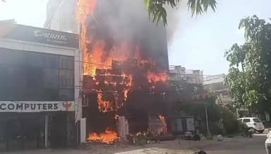 लखनऊ के अलीगंज कोचिंग सेंटर में शॉर्ट सर्किट से लगी आग, 15 बच्चों की हुई मौत, लगभग 9 से ज्यादा बच्चे हुये घायल, मौके पर पहुंचे सीएम योगी आदित्यनाथ व डिप्टी सीएम बृजेश पाठक ।
#CMYogiAdityanath
#BrajeshPathak
#damkalgadi