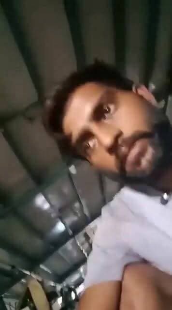 🚨 रीवा से बड़ी खबर: पहले गाली… फिर माफी! क्या इतना आसान है मामला? 🚨
“कम पियो भाई, इतनी भी मत पियो कि नशा उतरने के बाद लगे—गांव नहीं, पूरा नक्शा ही फट गया है!”
रीवा जिले के त्योंथर क्षेत्र (गांव ककरहा, चौकी सोनौरी, थाना सोहागी) का एक युवक सोशल मीडिया पर आग बनकर वायरल हुआ—कारण? पूरे ब्राह्मण समाज को निशाना बनाकर खुली गालियां!
वीडियो में जिस तरह से एक पूरे समाज को धाराप्रवाह गालियां बरसा कर अपमानित किया गया, जिससे लोगों में काफ़ी आक्रोश भर दिया।
लेकिन अब वही युवक सामने आया है… अब अगली वीडियो वायरल कर माफी मांग रहा है, कह रहा है “गलती हो गई”!
सवाल ये है—
क्या गाली देने से पहले सोचा नहीं था?
और क्या माफी मांग लेने से सब खत्म हो जाता है?
समाज के कई लोगों की मांग—
“अगर सच में पछतावा है, तो वही भाषा अपने घर परिवार भाई जाति वालों के लिए बोलकर दिखाओ!”
ये सिर्फ एक वीडियो नहीं, ये मानसिकता का आईना है।
आज गाली, कल माफी… क्या यही नया ट्रेंड बन गया है?
👉 फैसला समाज को करना है—
माफ करें… या उदाहरण बनाएं?
#Rewa #ViralVideo #SocialMedia #BreakingNews #MadhyaPradesh