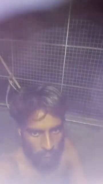 🚨 सोशल मीडिया पर वायरल वीडियो से बढ़ा तनाव 🚨
मध्यप्रदेश के रीवा जिले (तहसील त्यौंथर, थाना सुहागी, चौकी सोनउरी) का बताया जा रहा एक वीडियो सोशल मीडिया पर तेजी से वायरल हो रहा है। वीडियो में एक व्यक्ति द्वारा कथित रूप से जातिगत टिप्पणी करते हुए अपमानजनक भाषा का प्रयोग किया गया है, जिसमें पटेल समाज के मनीष पटेल और ब्राह्मण समाज के भरत तिवारी का जिक्र किया जा रहा है।
⚠️ महत्वपूर्ण सूचना:
इस वायरल ऑडियो/वीडियो की हमारा न्यूज पुष्टि नहीं करता है।
📍 इस घटना के बाद सीधी, रीवा, सतना, शहडोल, सिंगरौली, पन्ना सहित कई जिलों में आक्रोश का माहौल बनता जा रहा है।
समाज में मर्यादा के खिलाफ इस तरह की भाषा से तनाव और बढ़ने की आशंका है।
🙏 अपील:
सभी नागरिकों से शांति बनाए रखने और किसी भी भ्रामक या भड़काऊ सामग्री को शेयर करने से बचने की अपील की जाती है। प्रशासन से भी मांग है कि मामले की निष्पक्ष जांच कर त्वरित उचित कार्रवाई की जाए, ताकि सामाजिक सौहार्द बना रहे।
#सीधी #रीवा #सतना #शहडोल #सिंगरौली #पन्ना #मध्यप्रदेश
#Police #Administration #Leaders #SocialHarmony #BreakingNews
