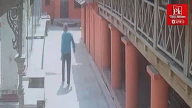 #पौड़ी के प्राचीन क्यूंकालेश्वर मंदिर में चोरी की घटना को अंजाम देकर यह व्यक्ति फरार हो गया है।
यदि यह व्यक्ति पौड़ी बाजार या आसपास कहीं दिखाई दे, तो स्वयं कार्रवाई करने के बजाय तत्काल पुलिस को सूचना दें।
आपकी एक सूचना आरोपी तक पुलिस को पहुंचाने में मददगार साबित हो सकती है।
📍 पोस्ट को अधिक से अधिक शेयर करें, ताकि आरोपी की पहचान हो सके और जल्द गिरफ्तारी हो।
#PauriGarhwal #KyunkaleshwarTemple #PauriPolice #PublicAlert #ShareForAwareness