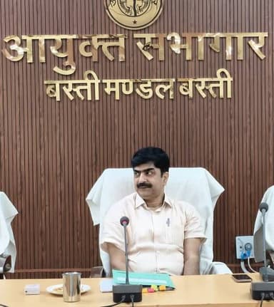 सड़क दुर्घटनाओं पर लगेगी लगाम: मंडलायुक्त अखिलेश सिंह ने दिए सख्त निर्देश, 2027 तक लखनऊ-गोरखपुर हाईवे पर लगेंगे 238 CCTV*
जनपद बस्ती ,उत्तर प्रदेश, 22 जून 2026।* सड़क दुर्घटनाओं में कमी लाने और सड़क सुरक्षा के सभी मानकों को सख्ती से लागू कराने के लिए *मंडलायुक्त अखिलेश सिंह* ने अधिकारियों को कड़े निर्देश दिए हैं। सोमवार को आयुक्त सभागार में आयोजित मंडलीय सड़क सुरक्षा समिति की बैठक की अध्यक्षता करते हुए *मंडलायुक्त अखिलेश सिंह* ने कहा कि अवैध कटों को तत्परता से बंद कराया जाए। मंडलायुक्त अखिलेश सिंह ने स्पष्ट निर्देश दिया* कि गति सीमा, ओवरलोडिंग, ड्रिंक एंड ड्राइव, सड़क संकेतक, समुचित प्रकाश व्यवस्था सहित सड़क सुरक्षा के सभी मानकों के दृष्टिगत प्रवर्तन टीम द्वारा सक्रियता से कार्य किया जाए। उन्होंने कहा कि शासन की गाइडलाइन के अनुसार स्पष्ट दिशा-निर्देश है कि सड़क दुर्घटनाओं में कमी लाई जाए। *मंडलायुक्त ने कहा* कि विभागीय अधिकारीगण आपसी समन्वय स्थापित करते हुए जनहित में कार्य संपादित करें।बैठक में परियोजना निदेशक एनएचएआई ने बताया कि मंडल में एडवांस ट्रैफिक मैनेजमेंट सिस्टम के अंतर्गत लखनऊ से गोरखपुर हाईवे पर *238 सीसीटीवी कैमरे, 11 VIDES, 18 वैरिएबल मैसेज साइन डिस्प्ले, 24 व्हीकल एक्ट्यूएटेड स्पीड डिटेक्शन सिस्टम, 2 ATMS कंट्रोल सेंटर, 3 मोबाइल रेडियो कम्युनिकेशन सिस्टम तथा 122 इमरजेंसी कम्युनिकेशन सिस्टम 23 जनवरी 2027 तक* लक्ष्य के अनुरूप स्थापित करा दिए जाएंगे। सभी प्रकार के संकेतक बोर्ड आगामी महीने में लग जाएंगे।
उन्होंने बताया कि लखनऊ-गोरखपुर खंड पर मंडल सीमा के अंतर्गत दो टोल प्लाजा स्थित हैं जिन पर दो एंबुलेंस, दो क्रेन और दो पेट्रोलिंग वाहन तैनात हैं। चिन्हित अवैध कटों को मेटल बीम क्रैश बैरियर व स्टील रेलिंग लगाकर बंद करा दिया गया है।
यातायात निरीक्षक बस्ती ने बड़ेबन पर प्रकाश व्यवस्था की समस्या उठाई, जिस पर एनएचएआई निदेशक ने शीघ्र संचालन का आश्वासन दिया। *मंडलायुक्त के निर्देश के क्रम में* आरटीओ प्रशासन फरीउद्दीन ने बताया कि वाहनों की फिटनेस, लाइसेंस की वैधता तथा ड्रिंक एंड ड्राइव की गहनता से चेकिंग की जा रही है।
हाईवे देवदूत प्रमोद ओझा ने टोल फ्री नंबर पर रिस्पांस न मिलने की समस्या रखी और अलग टोल फ्री नंबर जारी करने की मांग की।
बैठक का संचालन आरटीओ प्रवर्तन सुरेश कुमार मौर्या ने किया। इसमें सीएमओ बस्ती राजीव निगम, सीएमओ संतकबीरनगर, एएसपी श्यामकांत, सहायक शिक्षा निदेशक संजय कुमार शुक्ल, एआरटीओ संजय सिंह, प्रियंवदा, सीओ ट्रैफिक अमित कुमार, टैक्सी संचालन अध्यक्ष देवेंद्र सिंह सहित संबंधित मंडलीय अधिकारीगण उपस्थित रहे।
Akhilesh Singh IAS
संवाददाता हरी ओम प्रकाश
राष्ट्रीय हिंदी दैनिक कौटिल्य का भारत