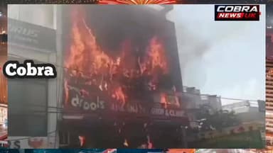 #दुःखद ब्रेकिंग :-लखनऊ के एक ट्यूशन सेंटर में भीषण आग, 14 छात्रों की मौत ; खिड़की से कूदे बच्चे,
यूपी के लखनऊ (अलीगंज) में एक कोचिंग सेंटर में लगी भीषण आग के कारण 14 छात्रों की दर्दनाक मौत हो गई, जहाँ जान बचाने के लिए छात्र इमारत से नीचे कूदने लगे और हादसे की गंभीरता को देखते हुए सीएम योगी आदित्यनाथ ने अपने आगामी सभी दौरे रद्द कर दिए हैं।
#LucknowCoachingFire #LucknowNews #UPNews #AliganjFireTragedy
#highlightsシ゚ #viralvideoシ #highlightseveryone #UttarakhandNews